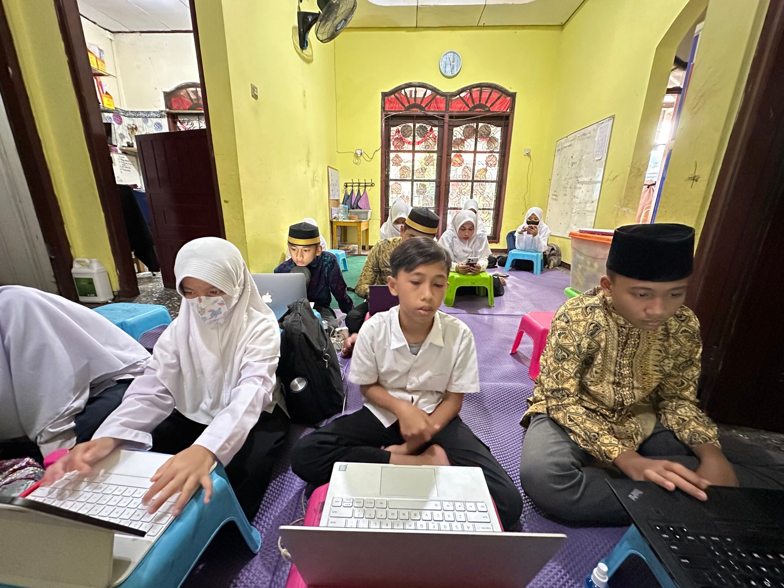 Peserta didik belajar dengan laptop