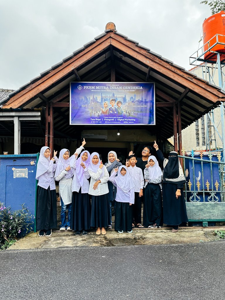 Peserta didik dan pengajar di depan PKBM Mitra Insan Cendekia